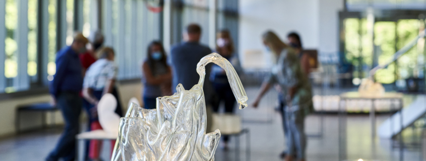 Besucherinnen und Besucher im Glasmuseum