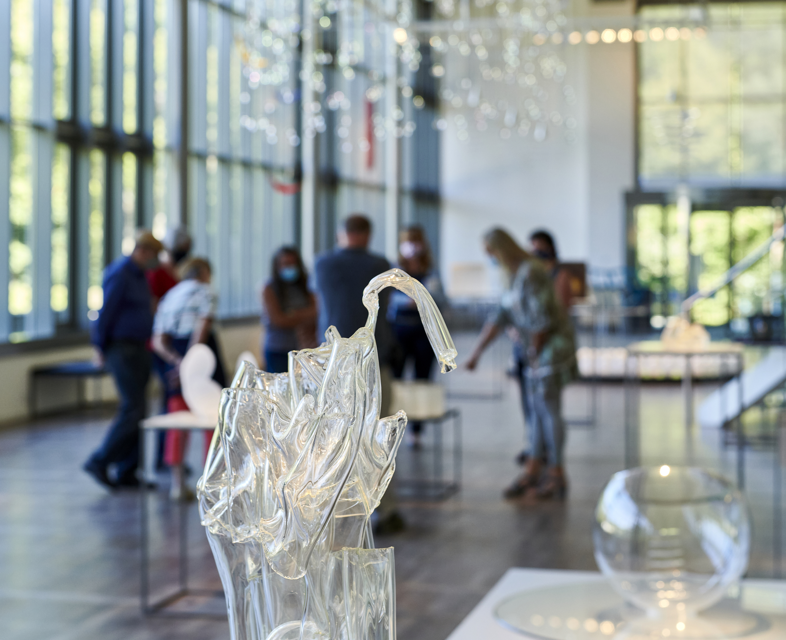 Besucherinnen und Besucher im Glasmuseum