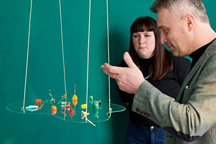 Michaela Spružinová und Petr Stanický vor Lampenglas-Figuren von Alžbětko Vocelové