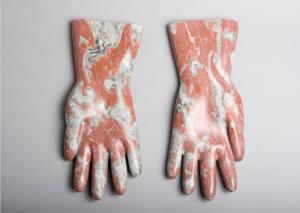 Rosa Brunner, Handschuhe, Marmor © VG Bild-Kunst, Bonn 2019 © Foto: Stefan Brunner