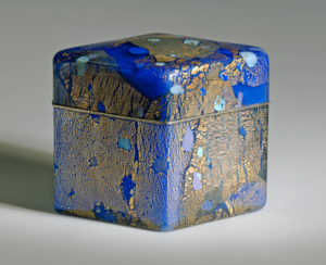 Kyohei Fujita, Glasdose in Blau "Korin", vor 1977, Inv.-Nr. a.S.03277, Foto: Kunstsammlungen der Veste Coburg
