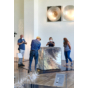 7	Europäisches Museum für Modernes Glas, Besucher*innen mit Wand- und Boden-Objekten von Josepha Gasch-Muche