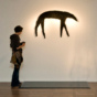 8	Europäisches Museum für Modernes Glas, Besucherin und Wandobjekt „Wolf“ von Dafna Kaffeman (2006)